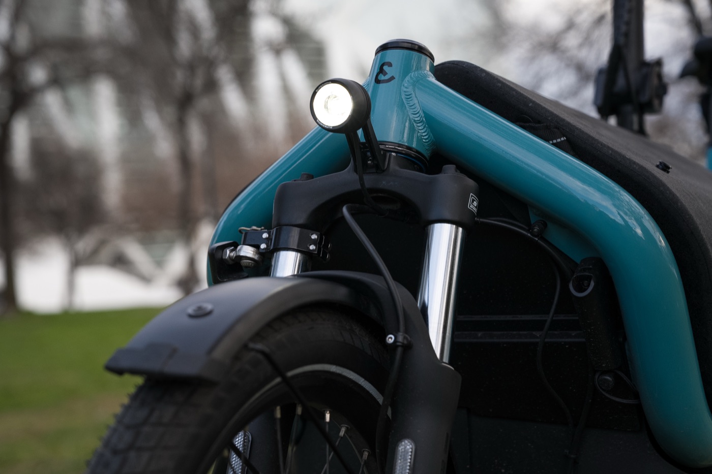 Close-up of the frame, headlight and front fork of the Clover Duo Riese & Müller Carrie