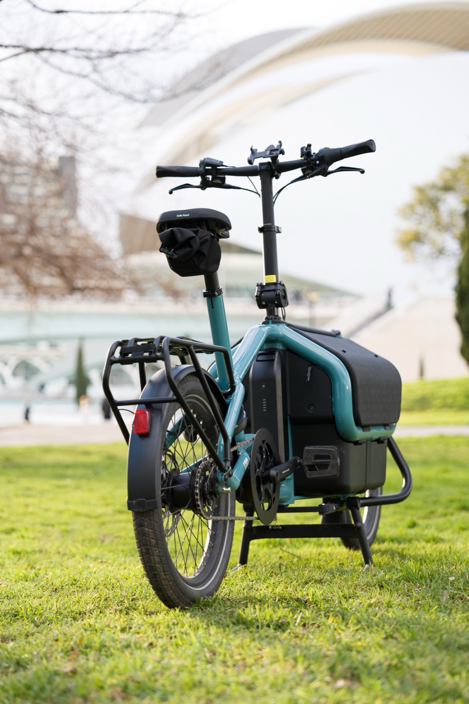 The Clover Duo seen from behind, showing the rear rack and the front cargo box