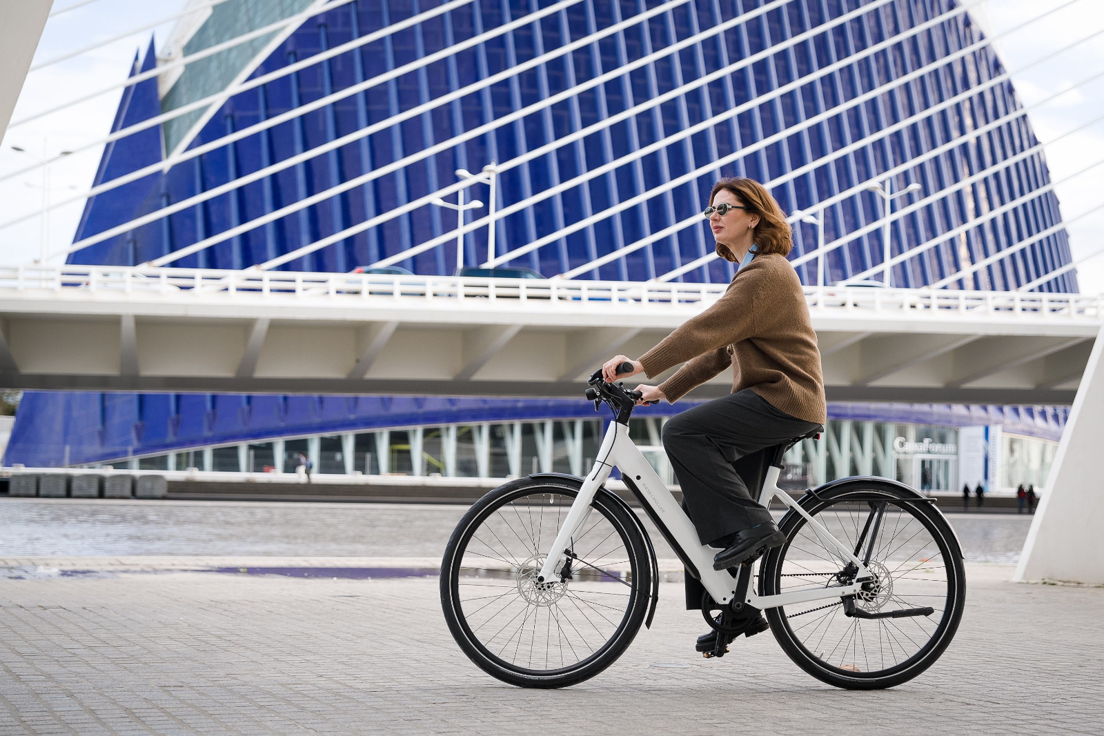 Una rider de Clover en la ciudad